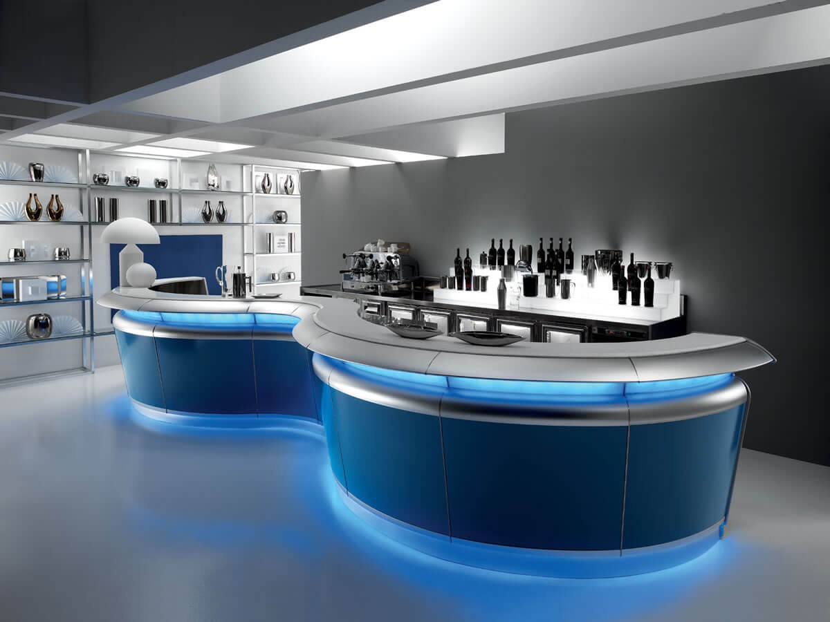 Geschwungene Bar-Theke mit blauer LED-Beleuchtung