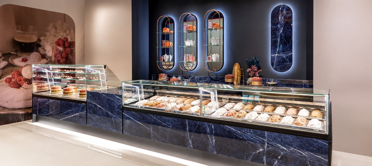 Verkaufstheke mit Eisvitrine, Gebäckvitrine und dunkler Marmorfront