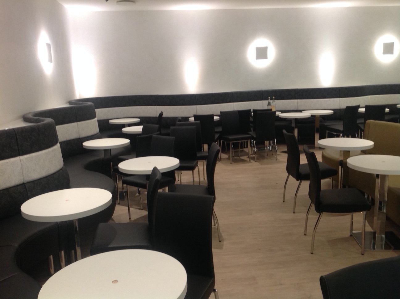 Anthrazitfarbene Wandbank mit hellem Streifen