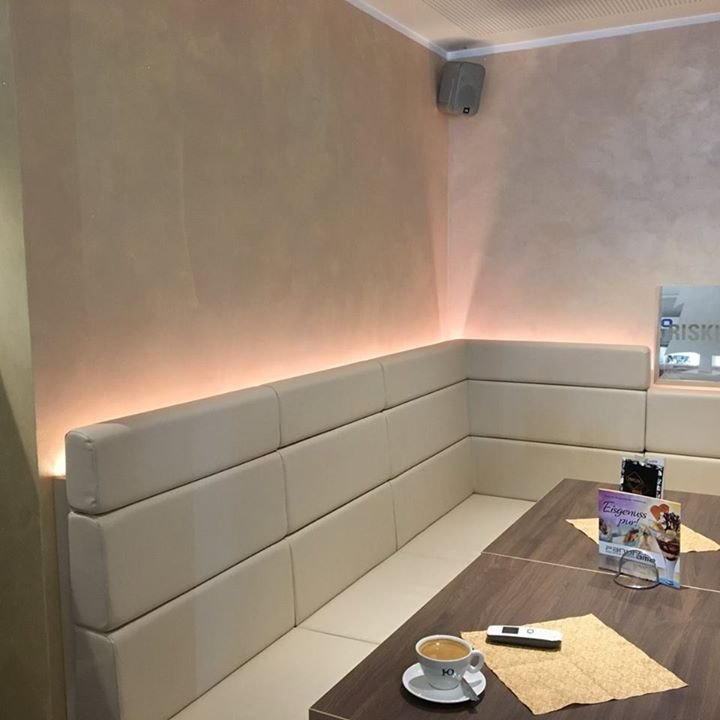 Eckbank in Creme mit indirekter LED-Beleuchtung