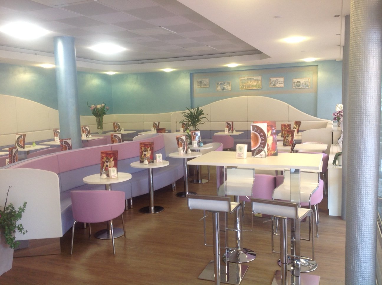 Geschwungene Bankanlage in Rosa und Lila im Café